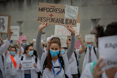 Protesta de sanitarios en demanda de mejores condiciones laborales y de equipamientos, esta semana, en Barcelona.