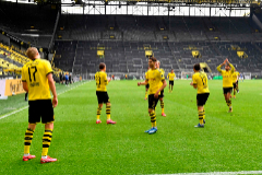 Haaland celebra el primer gol del reinicio de la Bundesliga, con sus compaeros del Dortmund manteniendo la distancia de seguridad.