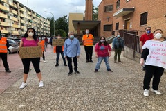 Trabajadores de la Fundacin Nmero 1 de Alcorcn, la semana pasada durante una protesta por su despido colectivo y el cierre del Centro Especial de Empleo.