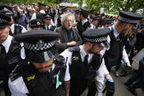 London (United Kingdom).- Police lead away Piers lt;HIT gt;Corbyn lt;/HIT gt; (C), brother of former Labour leader Jeremy lt;HIT gt;Corbyn lt;/HIT gt;, as protesters gather in breach of lockdown rules in Hyde Park in London, Britain, 16 May 2020. British Prime Minister Johnson has called on members of the public that can't work from home to return to their workplace. After weeks of restrictive measures aimed at curbing the spread of the coronavirus disease (COVID-19) pandemic, the British government has been looking at gradually easing restrictions in an effort to restart the economy. (Protestas, Reino Unido, Londres) EPA/
