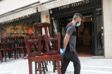 //Andalucia// 16-5-2020. Malaga bares y cafeterias midiendo las distancias de las mesas y preparando limpiando los locales En la imagen La traberna del pintxo en la calle Alarcon Lujan de malaga fotografo antonio pastor