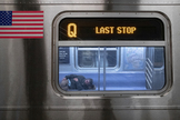 Un hombre duerme en un vagn del metro de Nueva York.