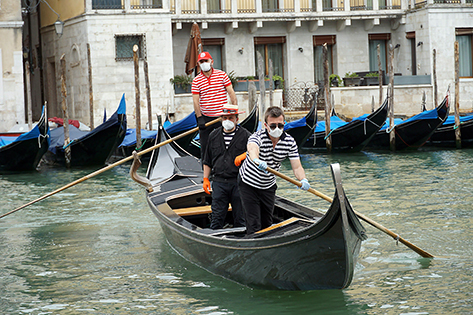 Gondoleros venecianos ayer en el Gran Canal.