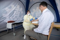 Un empleado del Instituto Robert Koch, que realiz el seguimiento de la 'paciente cero', realiza una prueba de inmunidad.