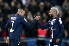 Mbapp y Neymar se saludan tras un gol del PSG.