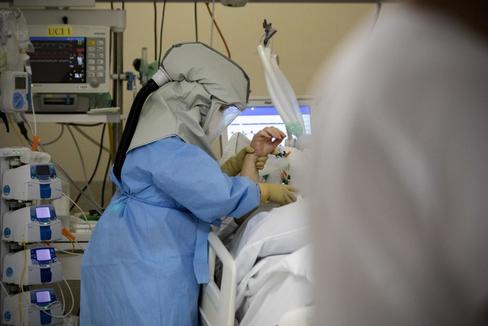 Una enfermera del Hospital Puerta del Sur de Mstoles (Madrid), atendiendo a la ltima paciente de la UCI.