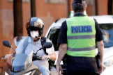 Policas controlan en Valencia el uso de las mascarillas obligatorias.