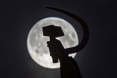 Una hoz y un martillo delante de la luna, en Mosc.