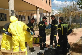 Bomberos se preparan para desinfectar una residencia de ancianos, en Cceres.