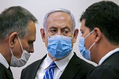 Benjamin Netanyahu habla con sus abogados en la primera jornada del juicio.
