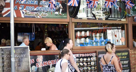 Turistas en Benidorm en un pub de estilo britnico.