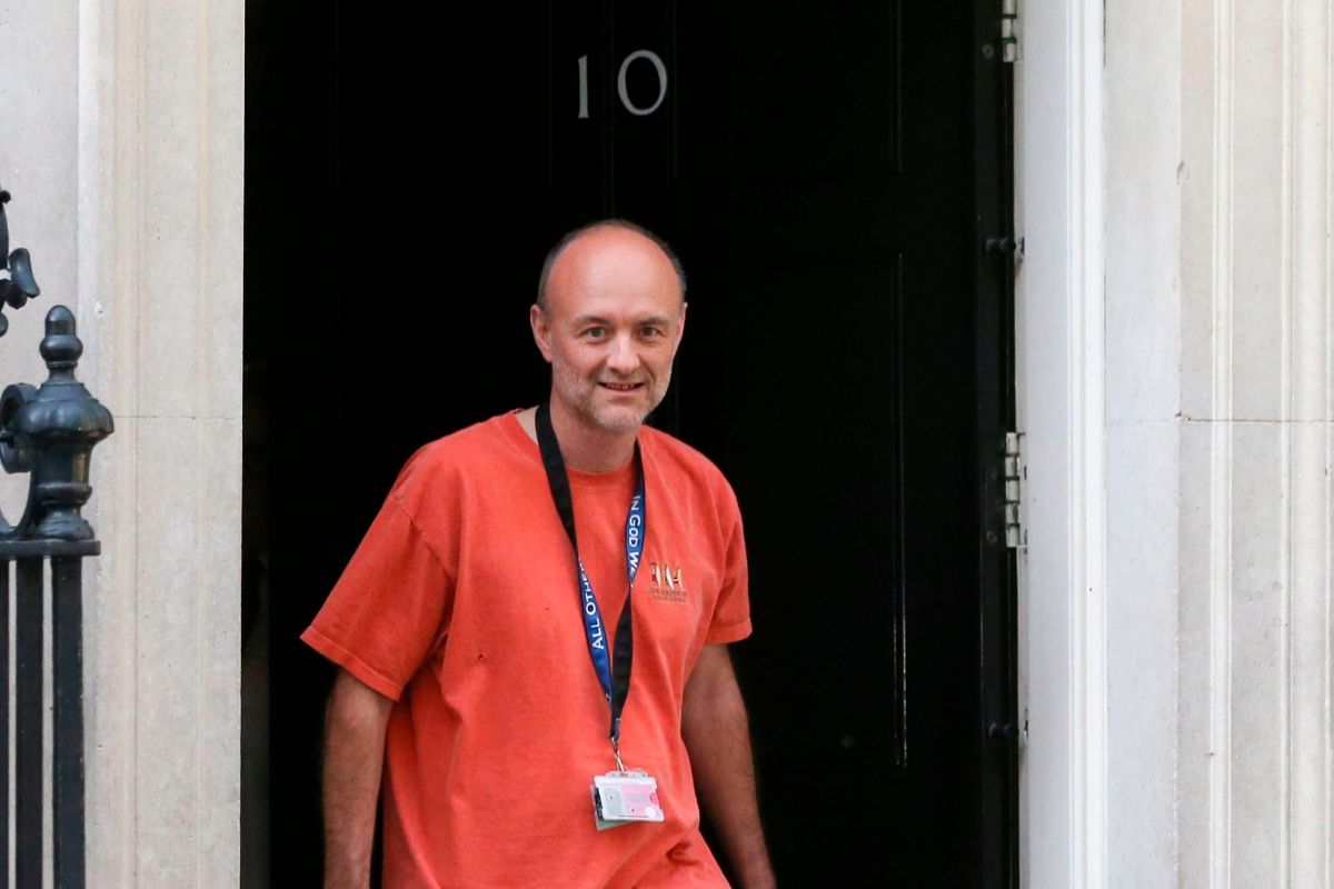 Dominic Cummings saliendo del 10 de Downing Street.