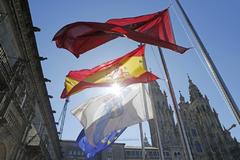 Banderas a media asta en la plaza del Obradoiro de Santiago de Compostela