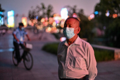 Un hombre con mascarilla en un parque de Wuhan.