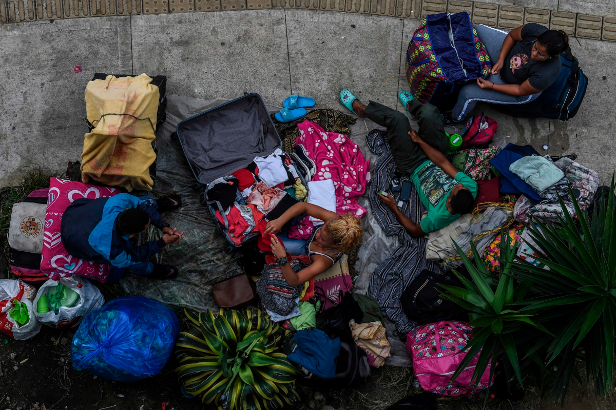 Emigrantes venezolanos duermen en la estación de buses de Medellín, Colombia.