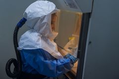 Una cientfica en un laboratorio investiga tratamientos para el coronavirus.
