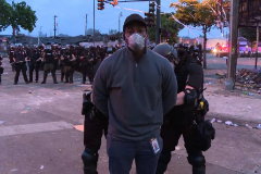 El reportero de la CNN Omar Jimenez, detenido en pleno directo cuando cubra las protestas de Minneapolis.