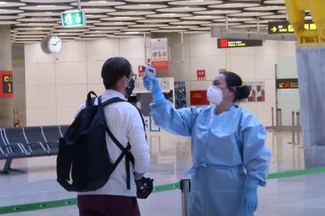 Toma de temperatura a los pasajeros de un vuelo internacional a su llegada al aeropuerto de Madrid-Barajas.