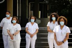 Personal sanitario de un hospital de Crdoba guarda un minuto de silencio por las vctimas del coronavirus.