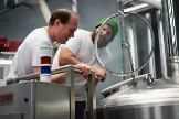 David Ross y Patrick Tuck elaborando las cervezas de Oso Brewing