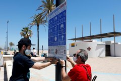 Instalacin de carteles informativos en la playa de La Malvarrosa de Valencia.