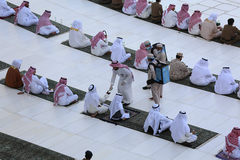 Voluntarios dan agua a los devotos que rezan en La Meca.