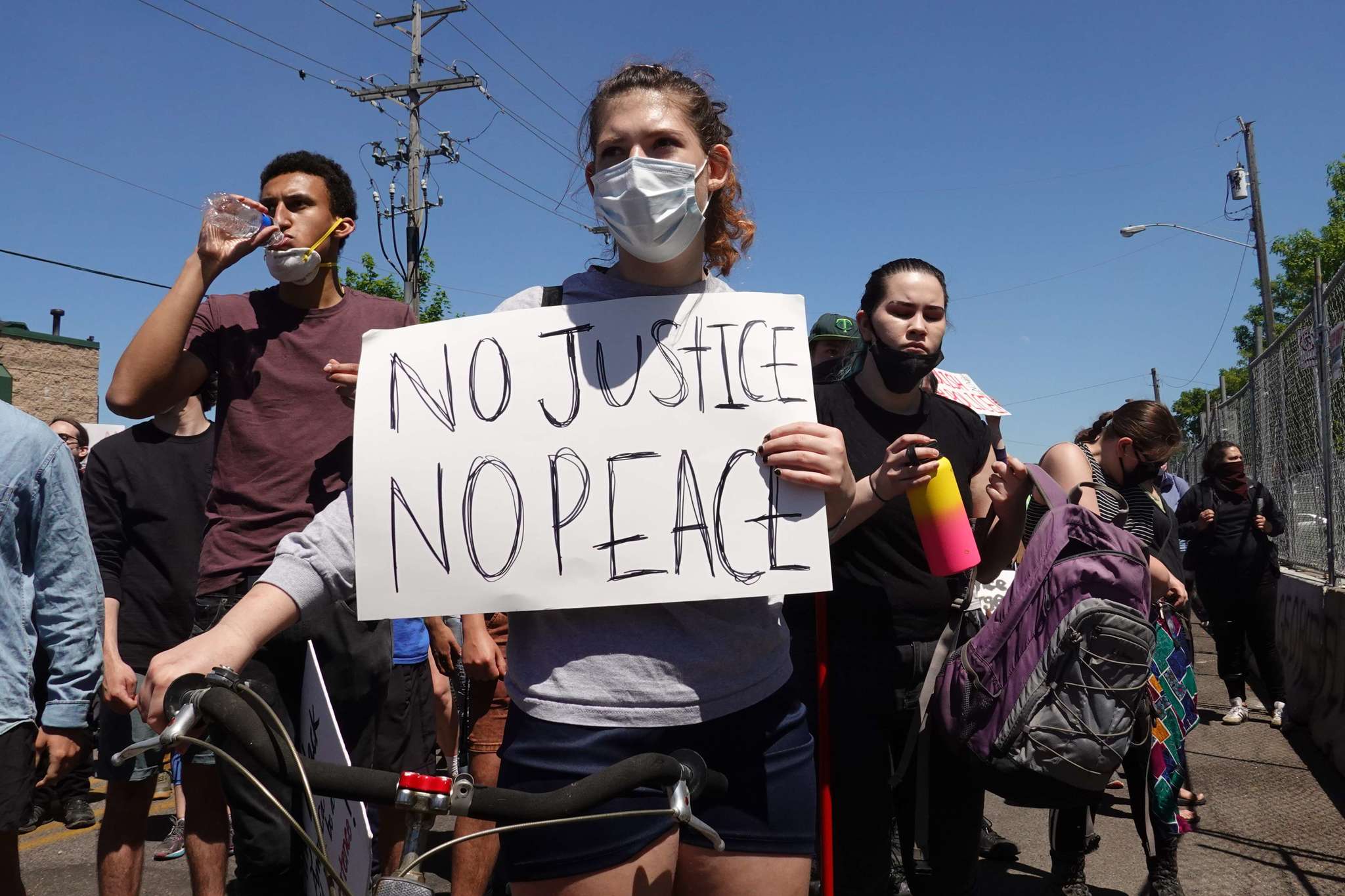 Manifestantes exigen justicia por la muerte del afroamericano George ...