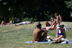 Ciudadanos disfrutan del buen tiempo, en un parque de Londres.