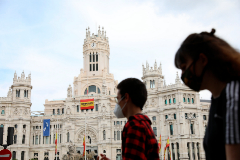 01 de junio de 2020. Carteles y banderas en la fachada del Ayuntamiento de lt;HIT gt;Madrid lt;/HIT gt;.