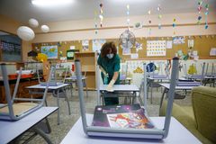 Una empleada de un colegio desinfecta un aula, en Crdoba.