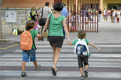 Una madre lleva a sus hijos al colegio, en una imagen de archivo, en Palma.