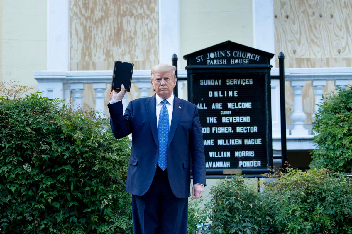 Trump posa con una Biblia en emblemática iglesia de St. Johns.