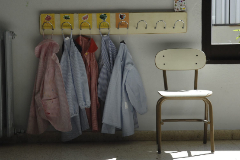 Mandilones colgados en un colegio de Infantil de Ibiza.