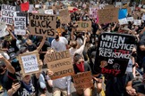 Miles de personas protestan en Hollywood contra la violencia policial.
