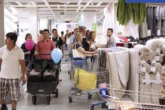 Varias familias realizan sus compras en las instalaciones de Ikea en Alfafar (Valencia) tras su inauguracin en 2014.