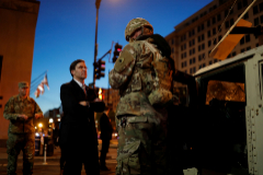 El secretario de Defensa de EEUU, Mark Esper, visita a los efectivos de la Guardia Nacional desplegados en Washington, el 1 de junio.