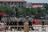 Policas desfilan en la Plaza de Tiananmen.