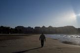 Un jubilado pasea por la playa de Salou
