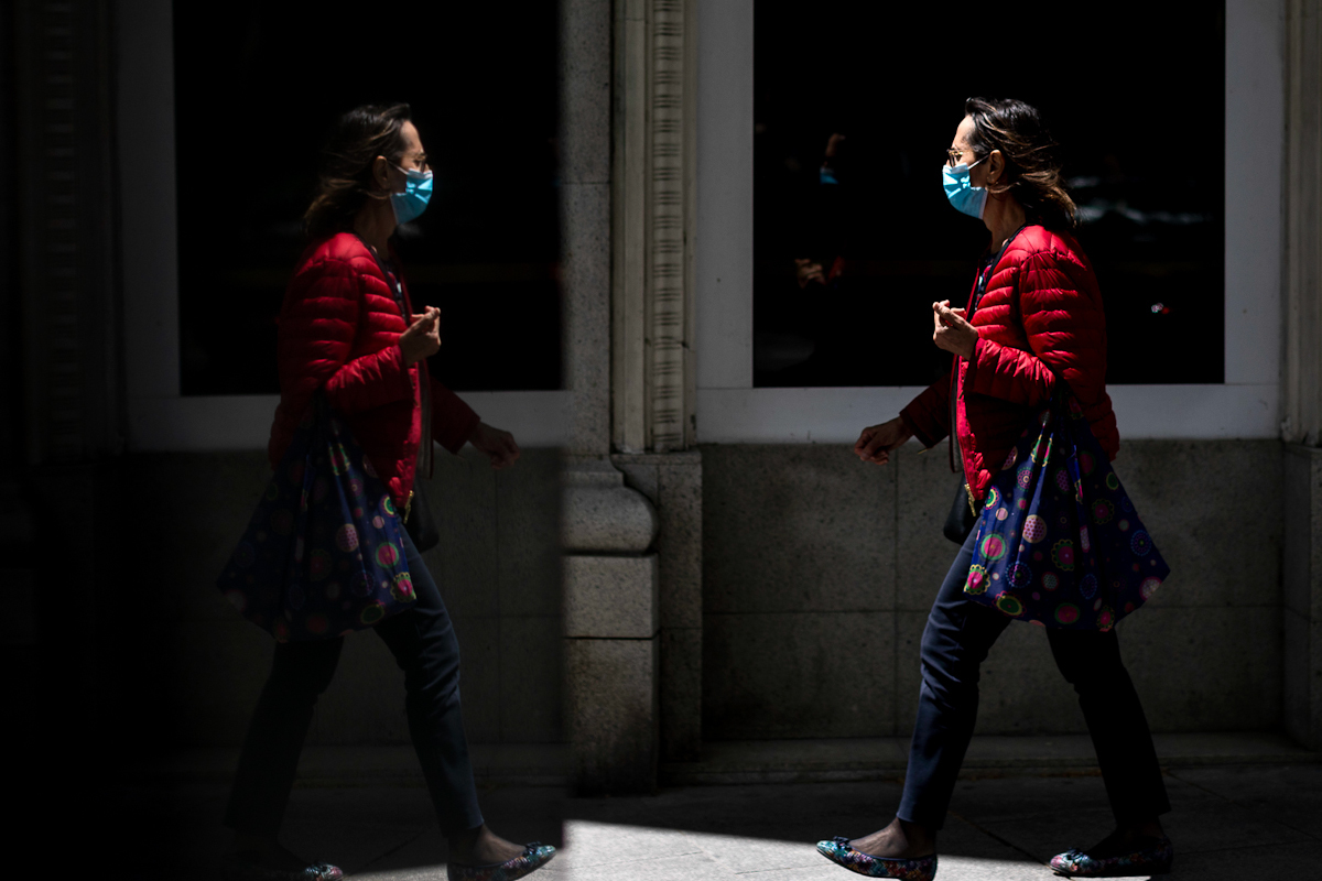 Una mujer pasea por la calle, en Madrid.