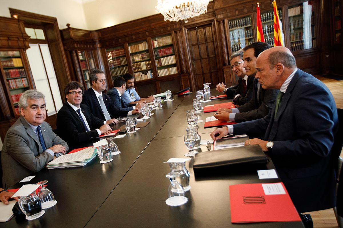 El coronel Pérez de los Cobos (dcha.), en la reunión mantenida con el Govern de Carles Puigdemont con motivo del 1-O, en 2017.