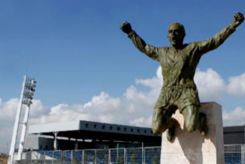 La estatua de Di Stfano, a las puertas del estadio de Valdebebas.
