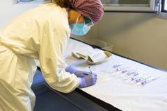 Prueba PCR para detectar el coronavirus en un centro de salud de Madrid