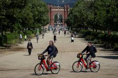 Dos ciclistas pasean en Barcelona