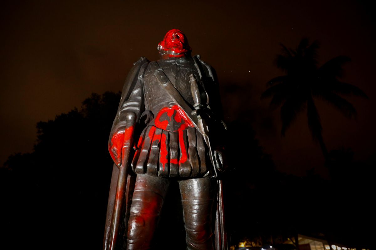 Pinta una estatua de Cristóbal Colón, en Miami.