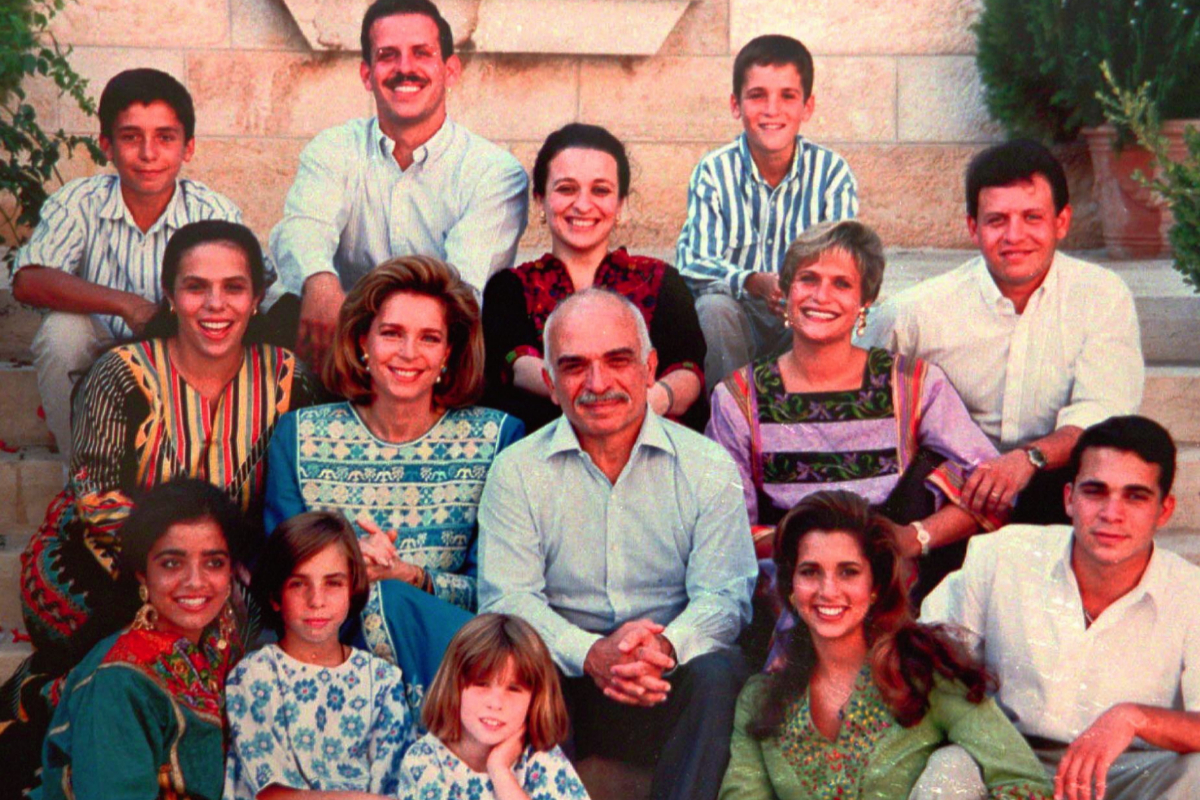 Foto de archivo de Husein y Noor de Jordania, con la familia real. A la derecha, Abdal junto a su madre.