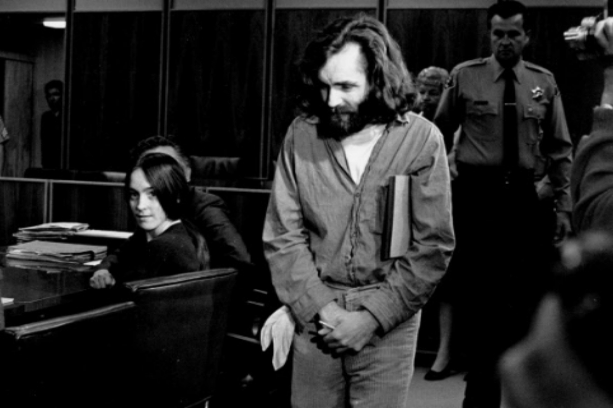 Manson, a su llegada a la sala del tribunal. Al fondo, Susan Atkins.