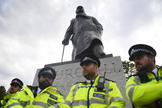 Policas protegen la estatua de Winston Churchill durante una protesta de Black Lives Matter en homenaje a George Floyd en Londres.