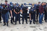 Policas franceses lanzan al suelo sus esposas durante una protesta convocada por varios sindicatos, en Burdeos.
