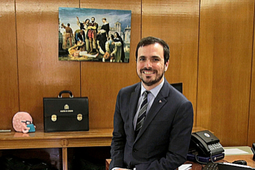 El ministro de Consumo, Alberto Garzn, en su despacho con una imagen al fondo
