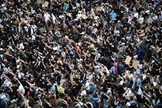 Miles de personas levantan el puo durante la protesta en Pars.